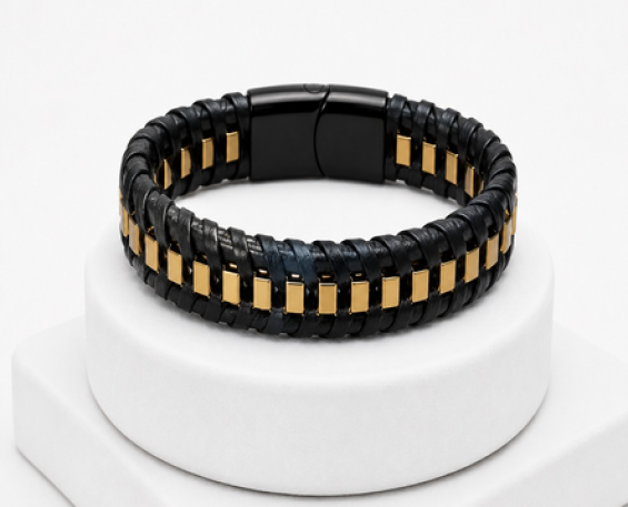 Pulsera de Piel con Detalles Dorados