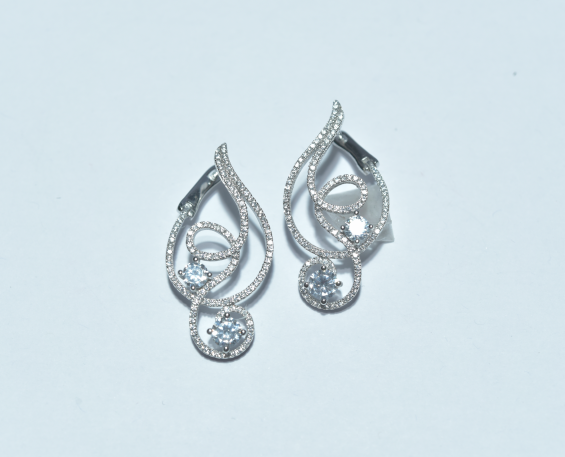 Aretes de plata con dos piedras medianas y forma irregular con piedras transparentes 