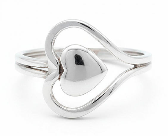 ANILLO DE PLATA EN FORMA DE CORAZÓN