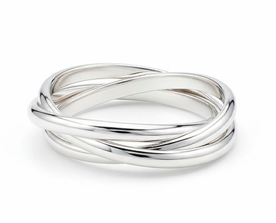 ANILLO DE PLATA EN FORMA ENTRELAZADA