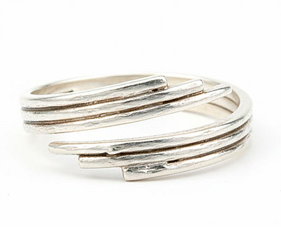 ANILLO DE PLATA EN FORMA DE LINEAS