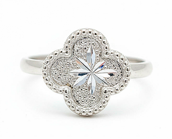 ANILLO DE PLATA EN FORMA DE TREVOL