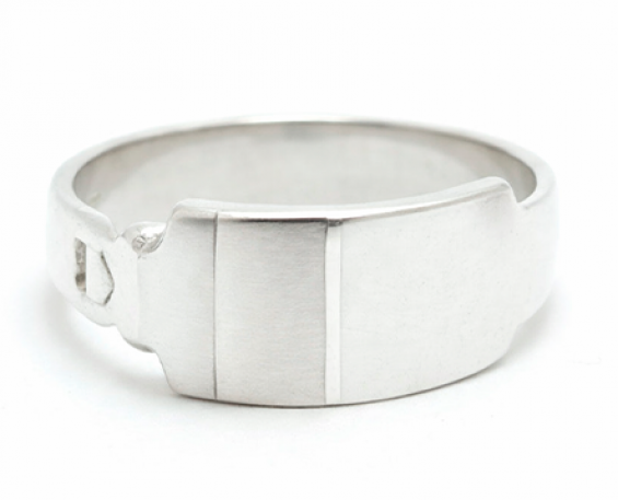 ANILLO DE PLATA CON FORMA DE UN RECTANGULO