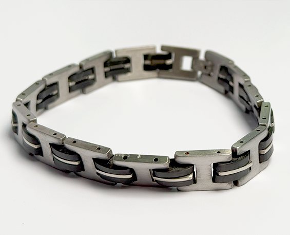 PULSERA DE ACERO INOXIDABLE PLATEADA CON NEGRO