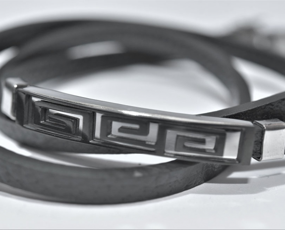 Brazalete negro con dije de grecas dorado
