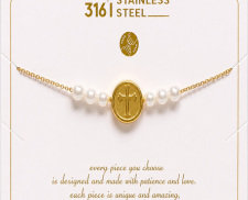 Pulsera con Medalla de Cruz y Perlas
