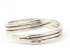 ANILLO DE PLATA EN FORMA DE LINEAS