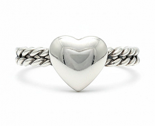 ANILLO DE PLATA EN FORMA TRENZADA CON UN CORAZÓN