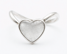 ANILLO DE PLATA CON FORMA ONDULADA CON CORAZÓN