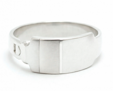 ANILLO DE PLATA CON FORMA DE UN RECTANGULO