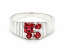 ANILLO DE PLATA CON PIEDRAS ROJAS